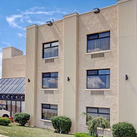 Super 8 By Wyndham Jamaica North Conduit Hotel New York Bagian luar foto