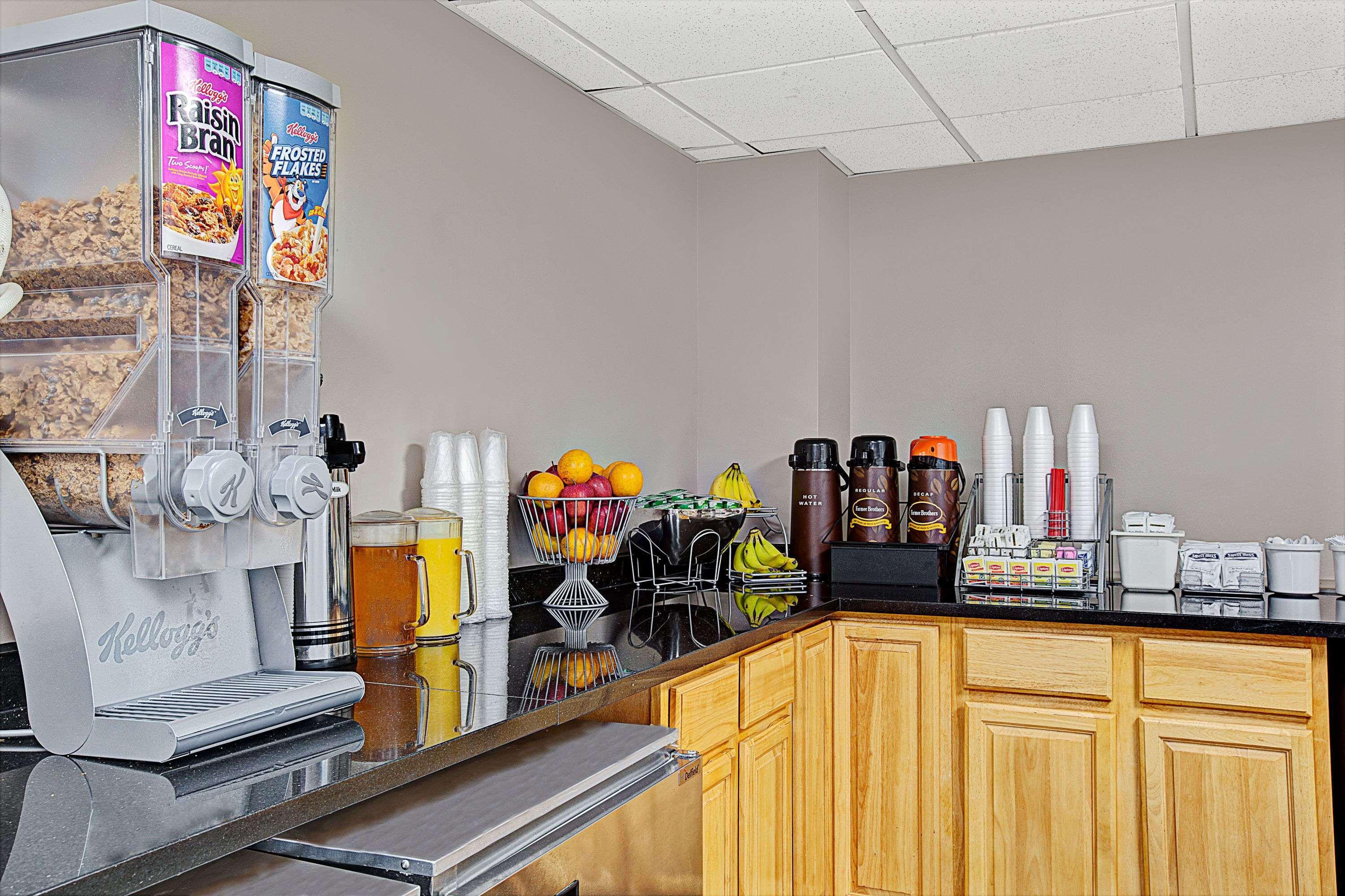 Super 8 By Wyndham Jamaica North Conduit Hotel New York Bagian luar foto