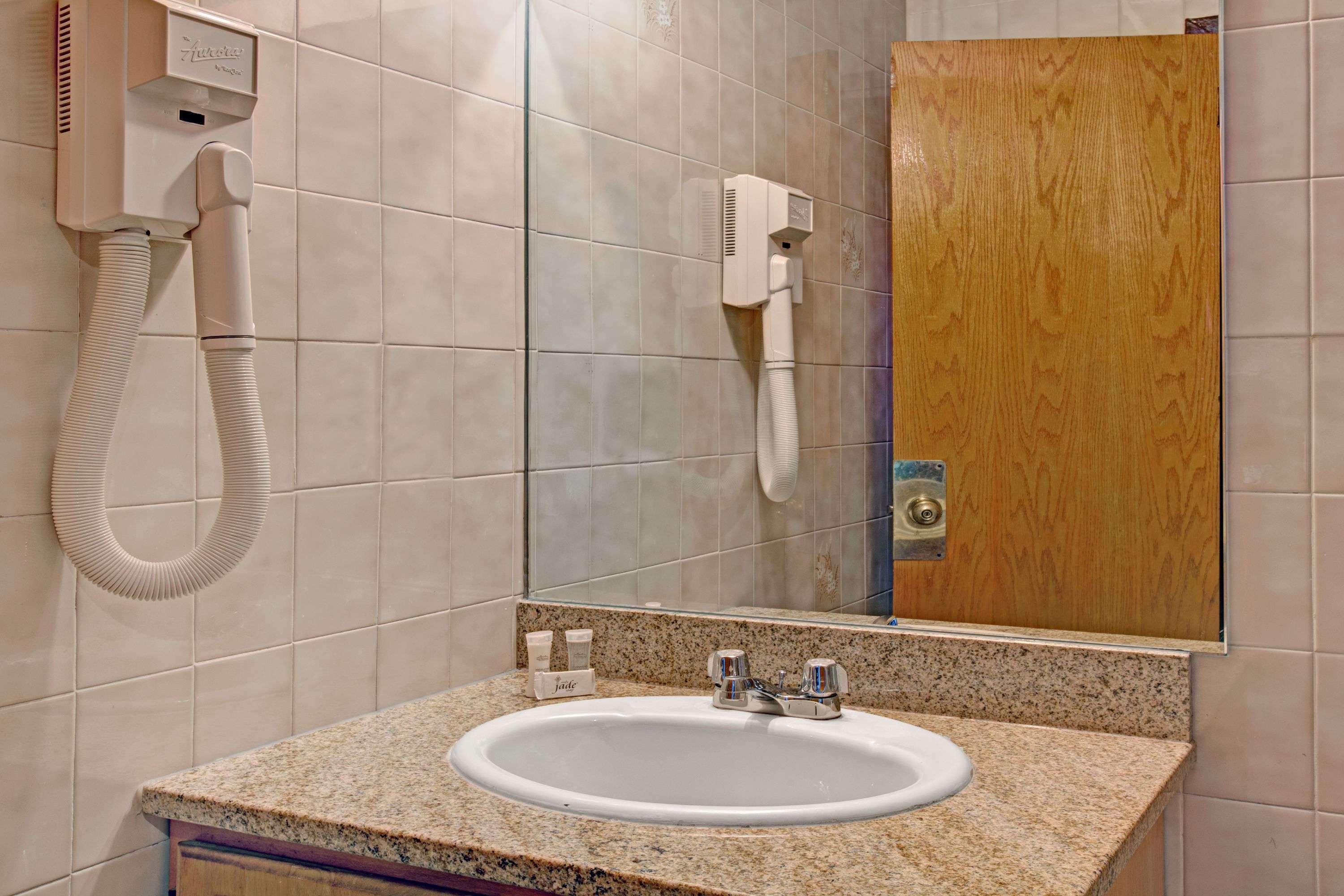 Super 8 By Wyndham Jamaica North Conduit Hotel New York Bagian luar foto