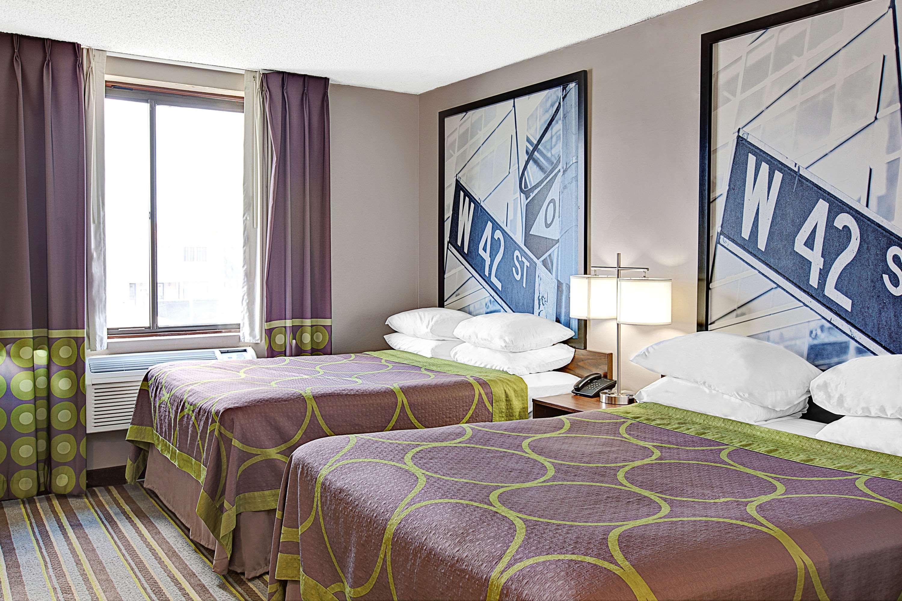 Super 8 By Wyndham Jamaica North Conduit Hotel New York Bagian luar foto