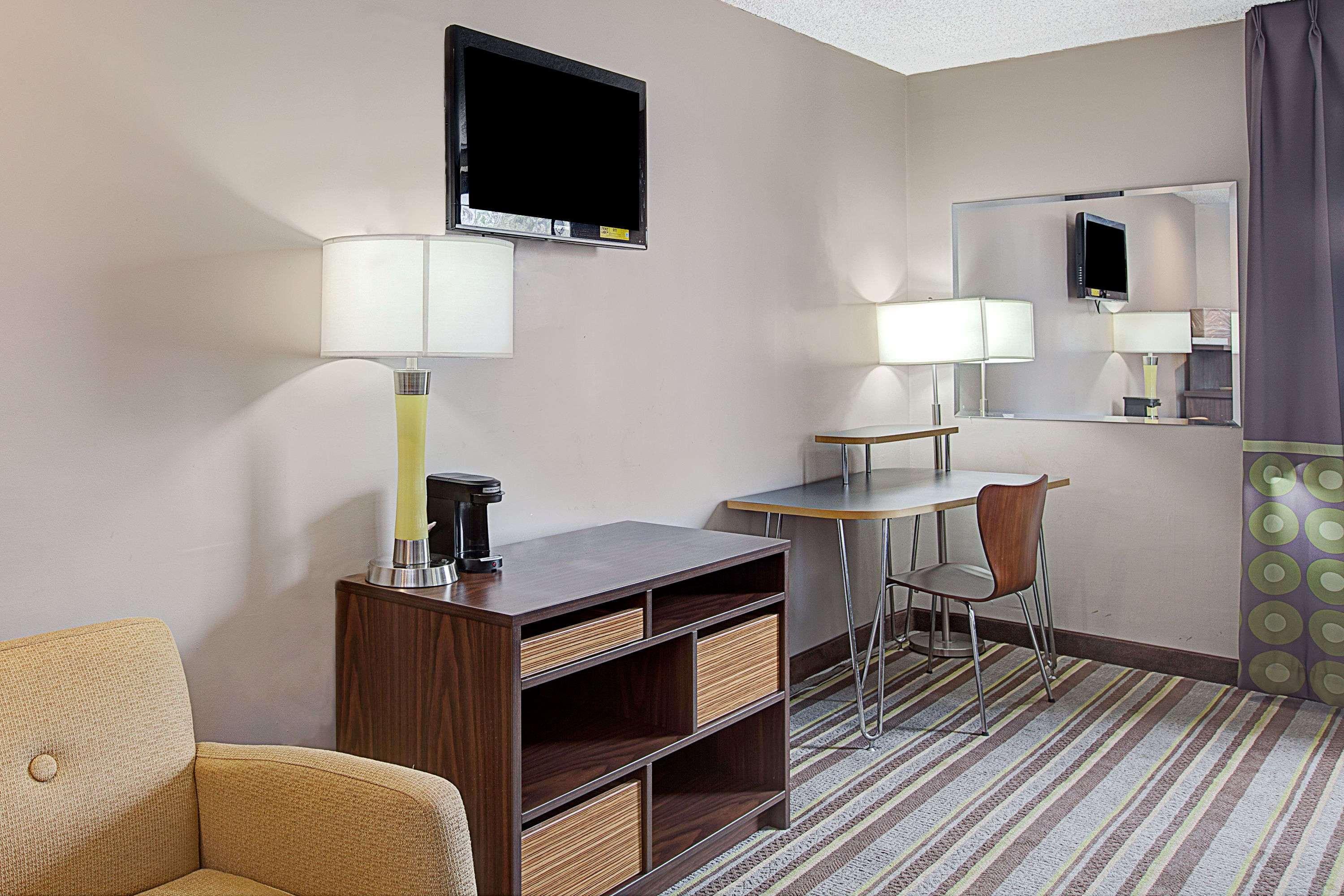 Super 8 By Wyndham Jamaica North Conduit Hotel New York Bagian luar foto