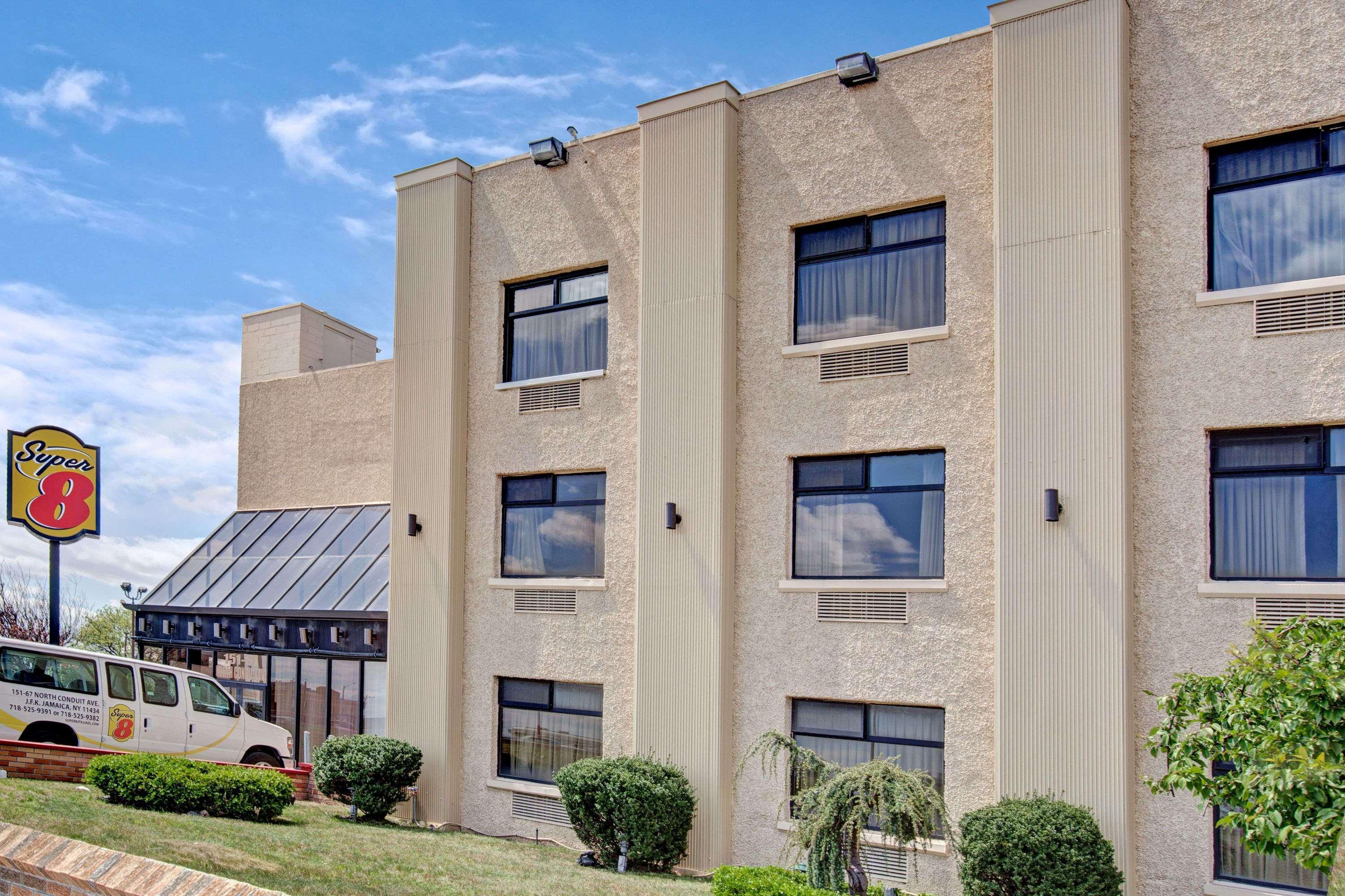 Super 8 By Wyndham Jamaica North Conduit Hotel New York Bagian luar foto