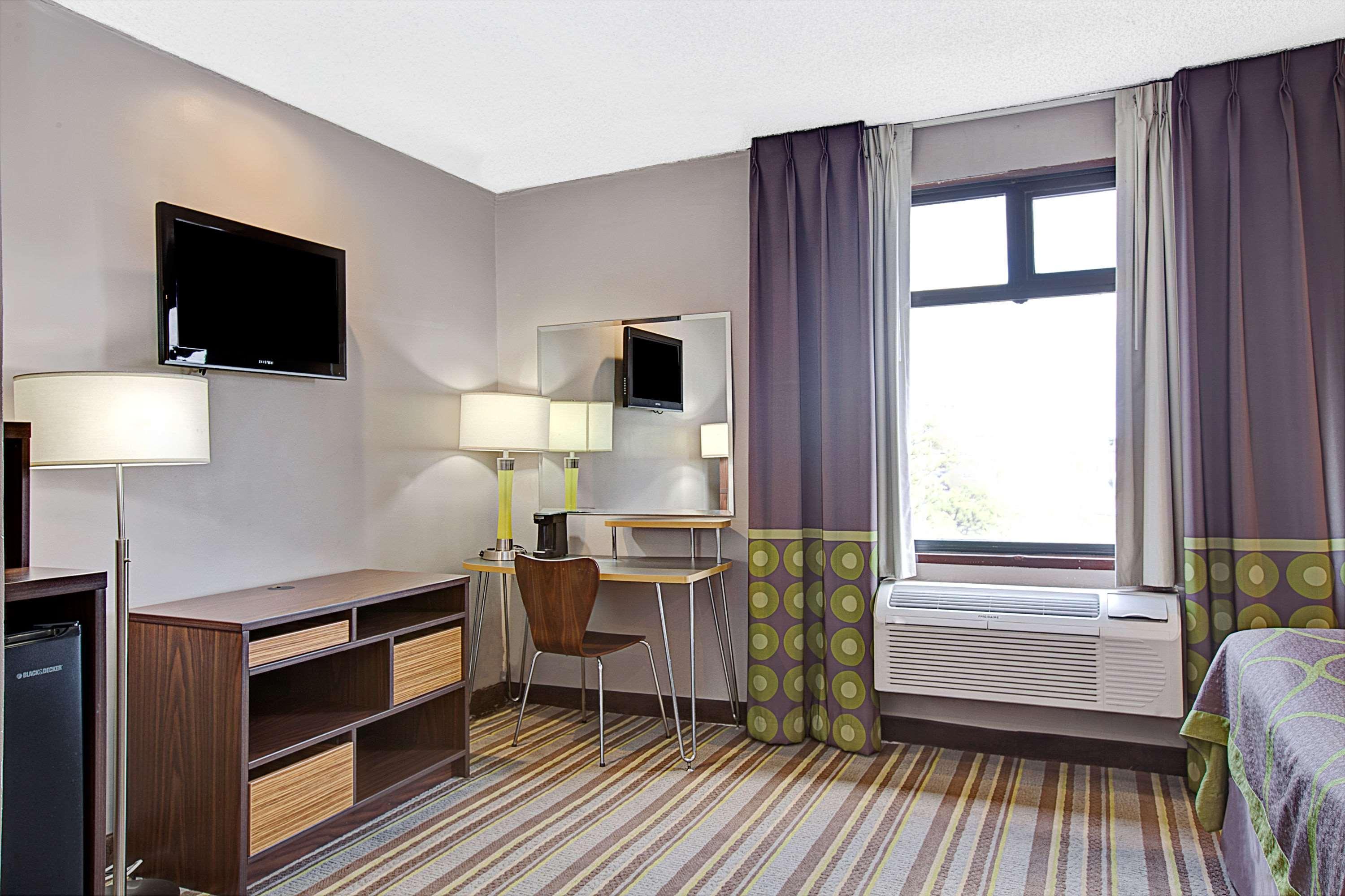 Super 8 By Wyndham Jamaica North Conduit Hotel New York Bagian luar foto