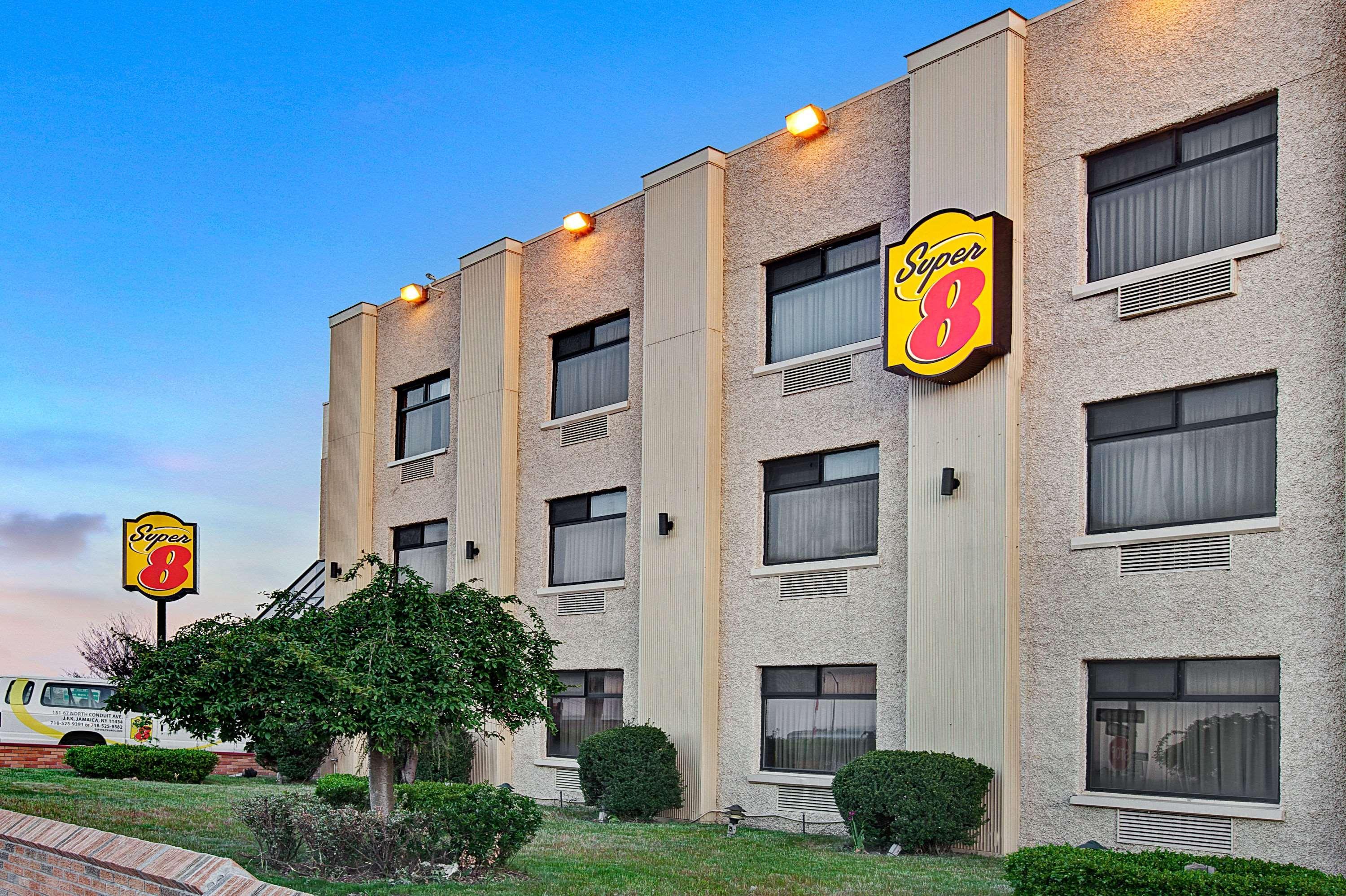 Super 8 By Wyndham Jamaica North Conduit Hotel New York Bagian luar foto