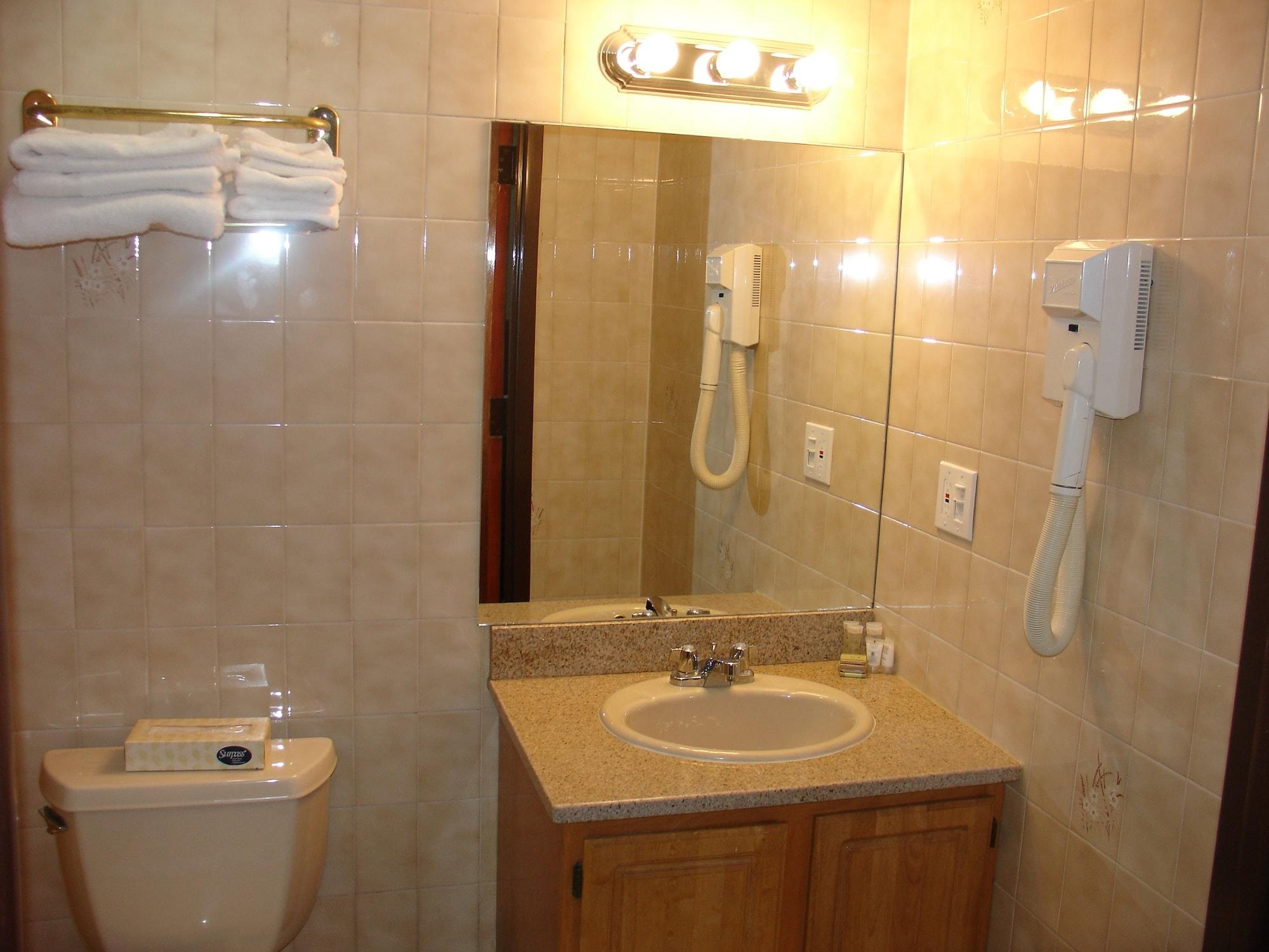 Super 8 By Wyndham Jamaica North Conduit Hotel New York Bagian luar foto