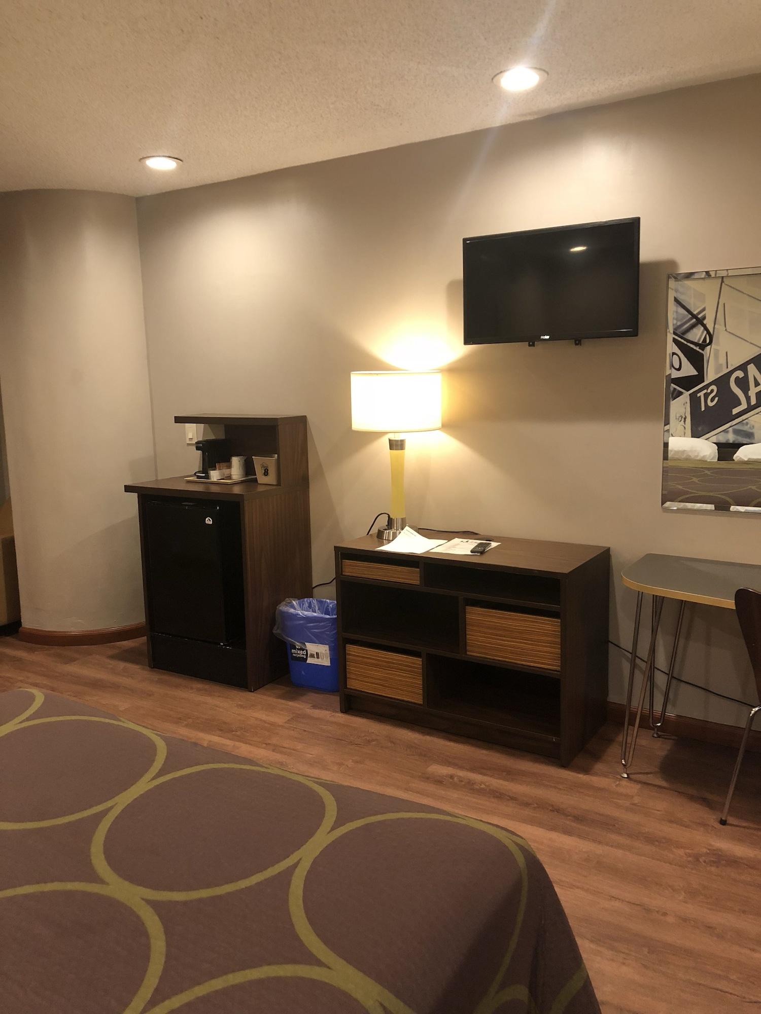Super 8 By Wyndham Jamaica North Conduit Hotel New York Bagian luar foto
