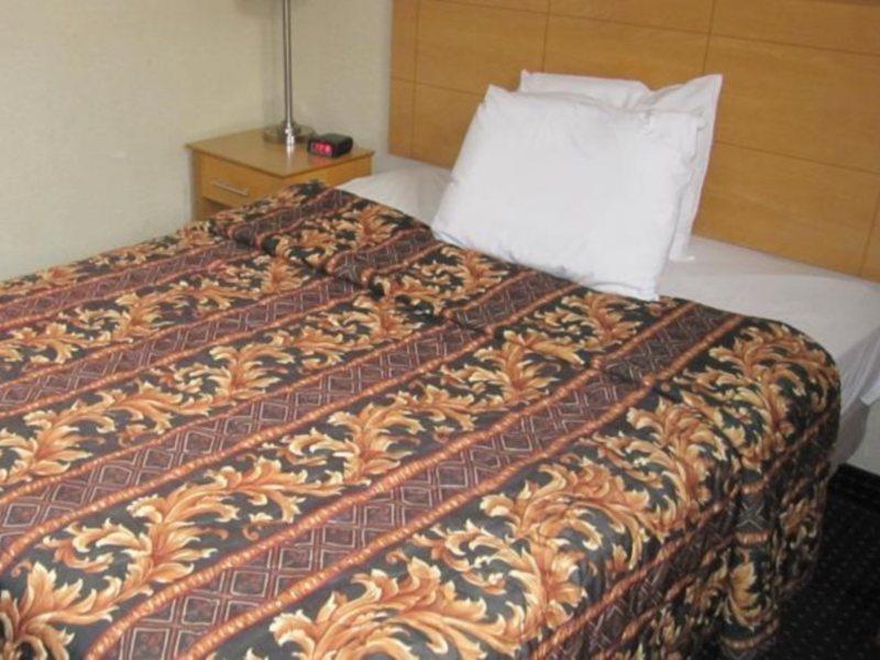 Super 8 By Wyndham Jamaica North Conduit Hotel New York Bagian luar foto