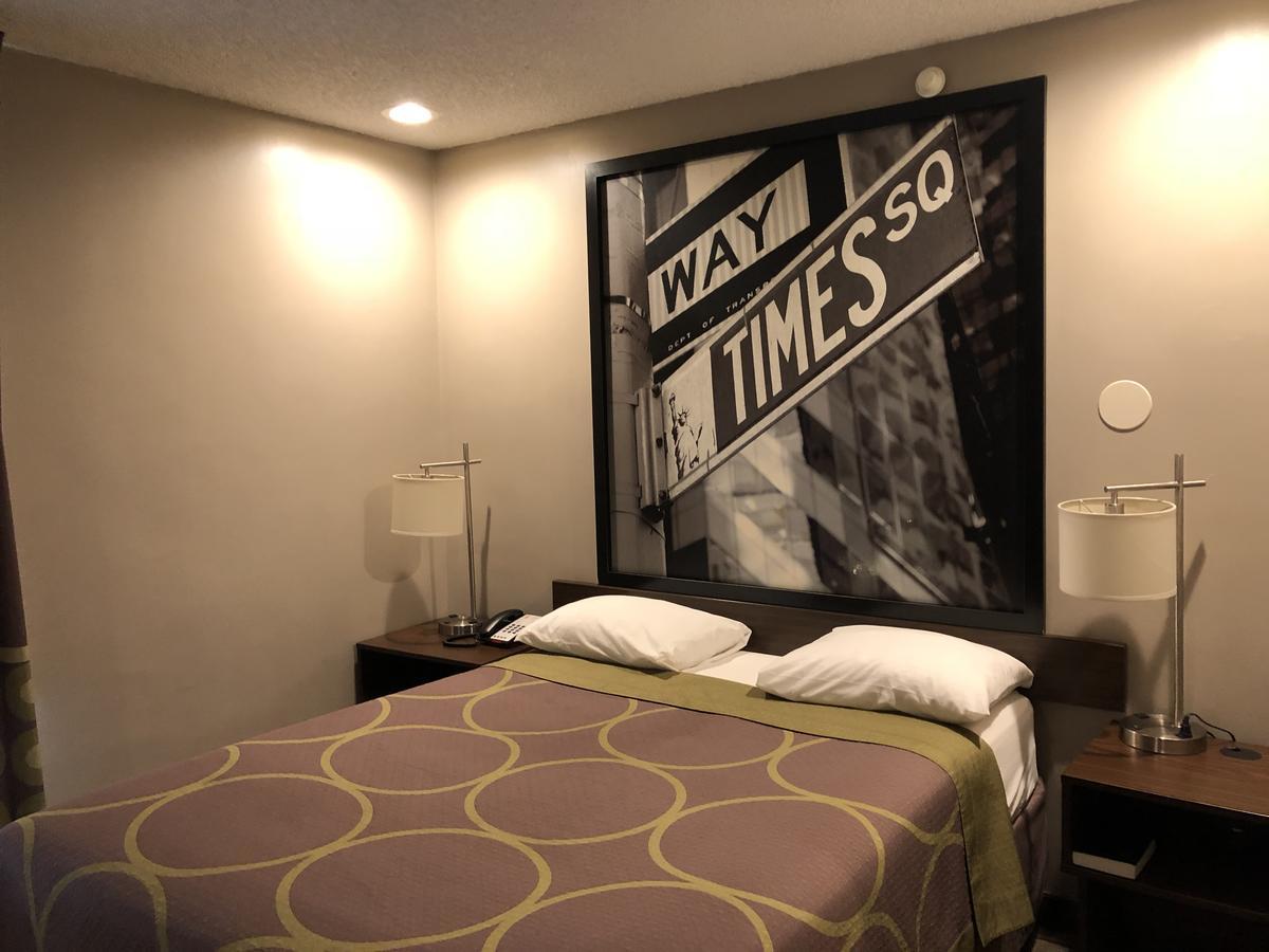 Super 8 By Wyndham Jamaica North Conduit Hotel New York Bagian luar foto