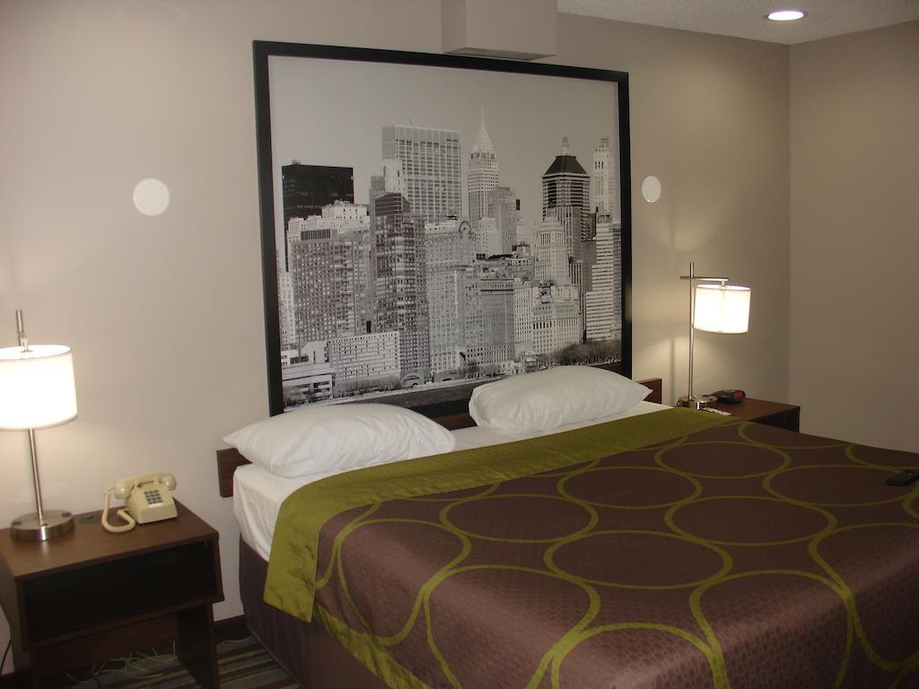 Super 8 By Wyndham Jamaica North Conduit Hotel New York Bagian luar foto