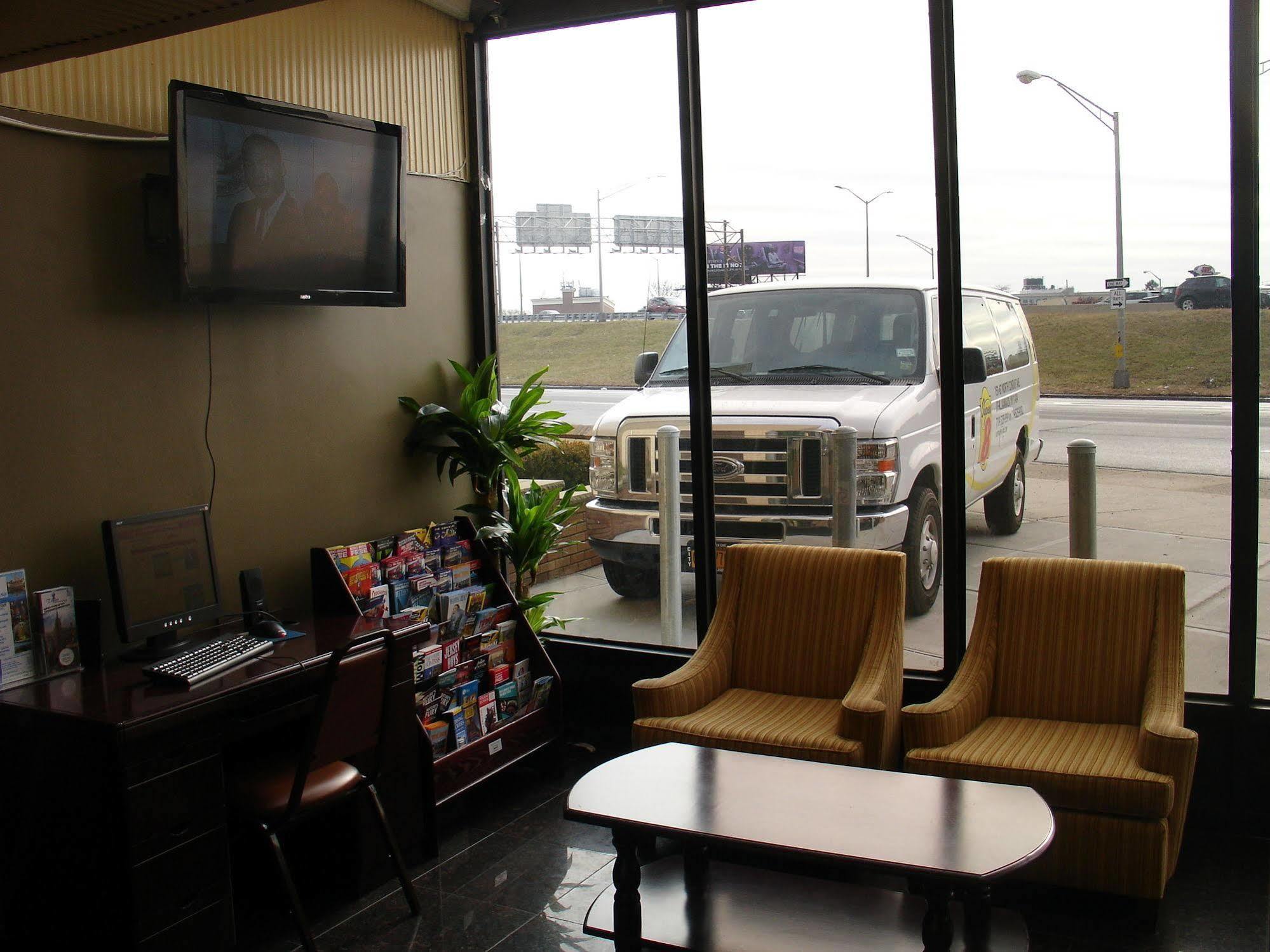 Super 8 By Wyndham Jamaica North Conduit Hotel New York Bagian luar foto