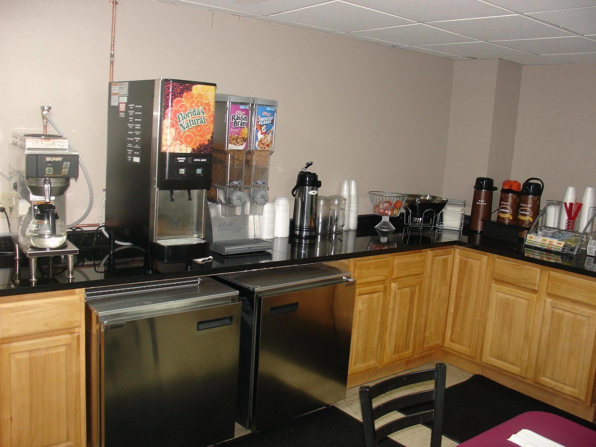 Super 8 By Wyndham Jamaica North Conduit Hotel New York Bagian luar foto